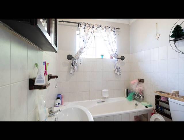 2 BEDROOM TOWNHOUSE FOR SALE IN VAN RIEBEECK PARK